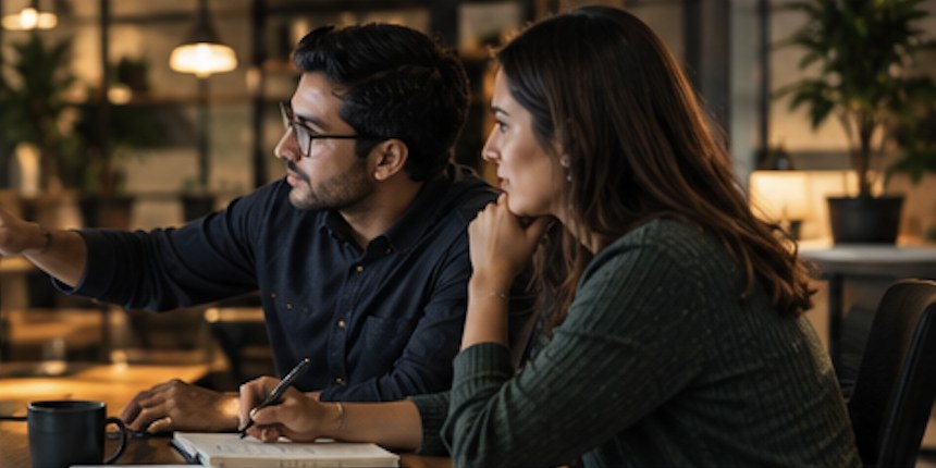 Dos personas analizando tableros de datos